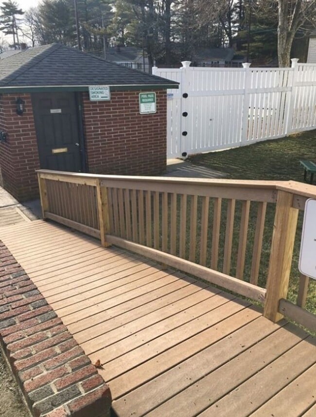 Building Photo - Fresh 1 Bedroom Corner Condo with 2 Off Street Parking Spaces