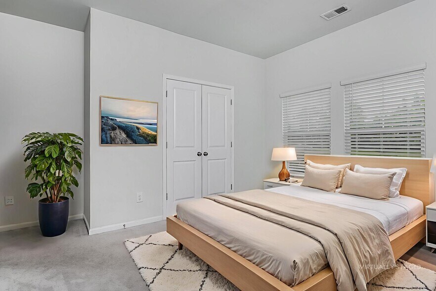 Building Photo - 143 S Reindeer Rd