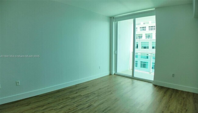 Building Photo - 950 Brickell Bay Dr