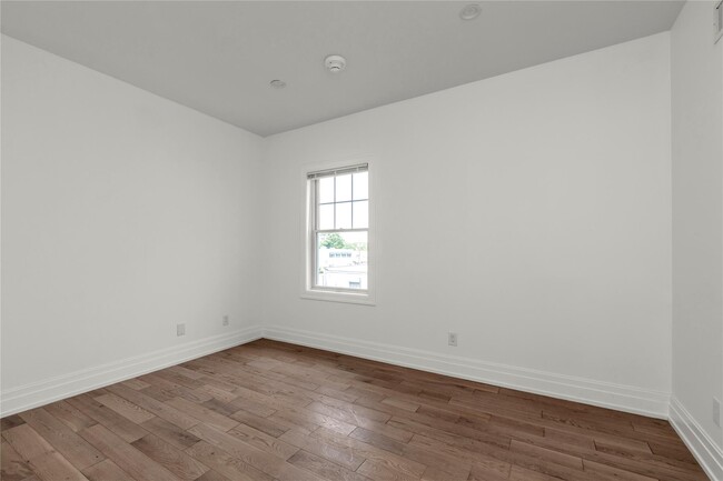 Building Photo - 22 Sagamore Hill Dr