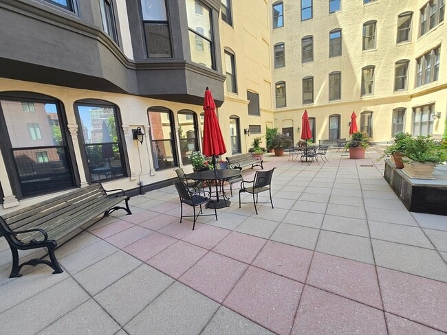 Building Photo - 10 Charlesgate E
