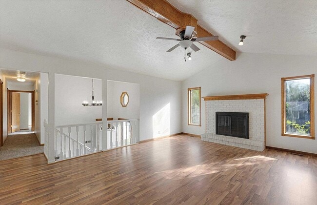 Building Photo - Cozy elegance meets modern convenience in ...