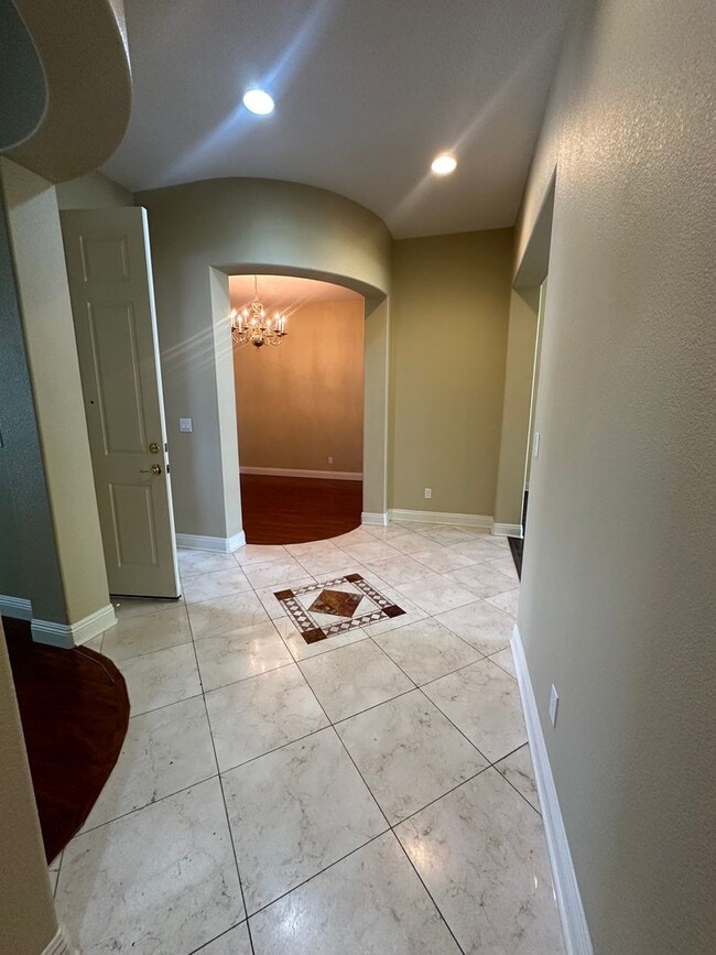 Building Photo - Rare Opportunity - Beautiful Saratoga Gate...