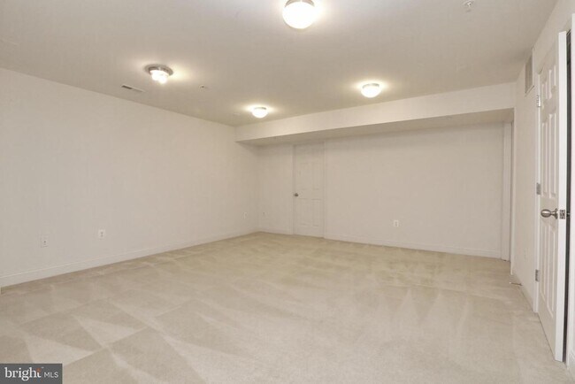Building Photo - 1028 Llano Dr