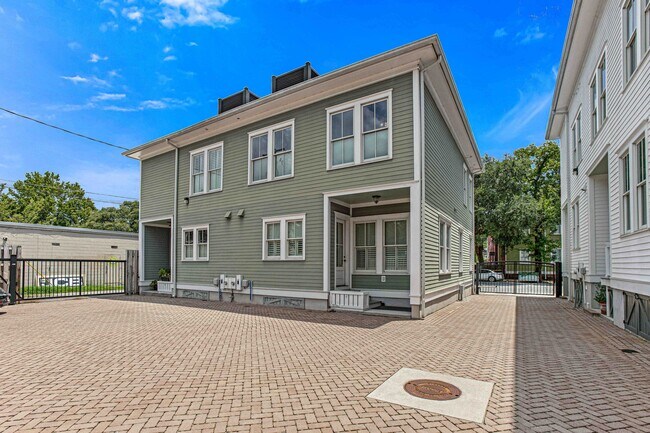 Building Photo - 911 Barnard St