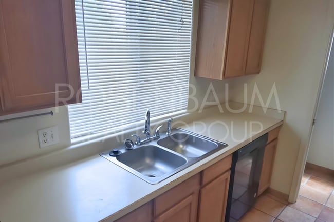 Building Photo - Charming 3-bedrooms, 2-baths home nestled ...