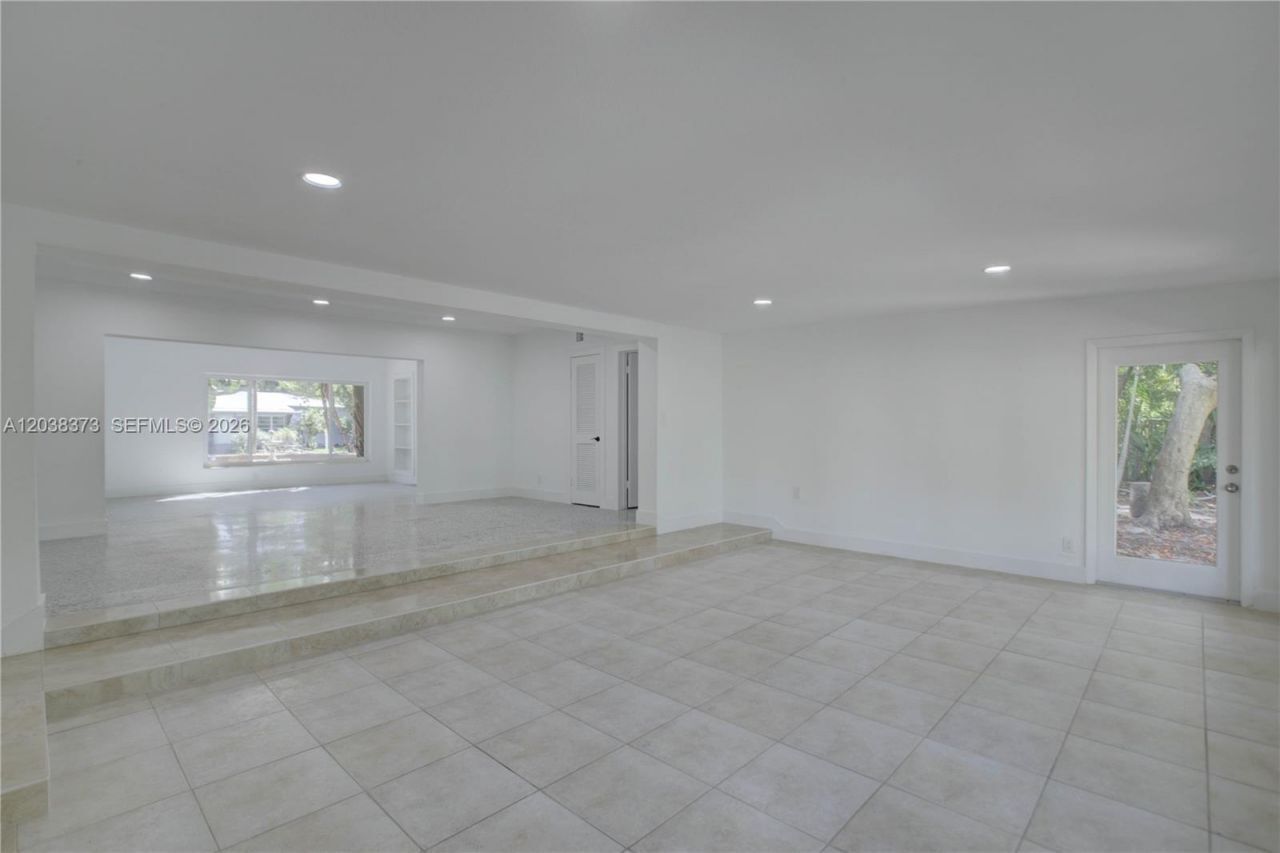 Building Photo - 616 SW 11th Ct