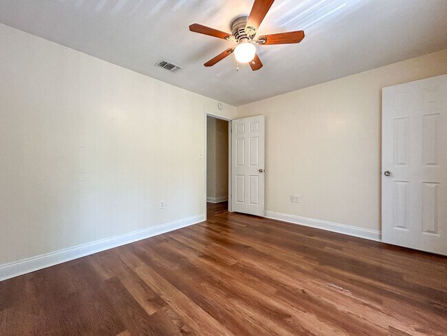Building Photo - Beautiful 2/1.5 Townhome in Cedar Ridge-717A