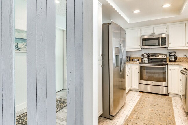 Building Photo - 4513 Cove Dr