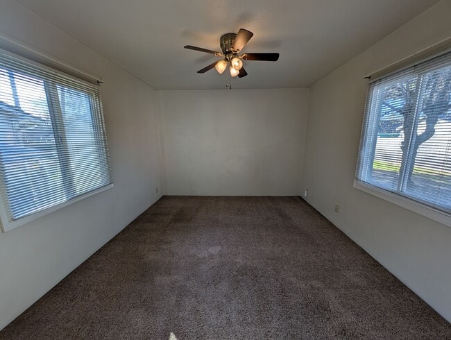 Building Photo - 3 Bedroom 1 Bath Near Redding Library