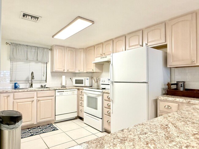 Building Photo - Coastal comfort awaits in this furnished 2Bedrooms / 2Baths condo in Daytona Beach!
