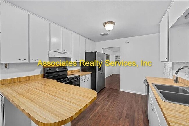Building Photo - Suburban Heights-4 bedroom/ 2 bath