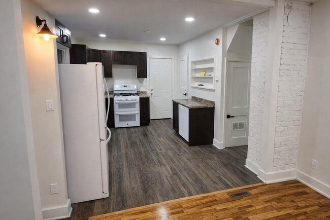 Building Photo - 402 4th St S
