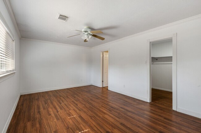 Building Photo - 4826 Meadowglen Dr