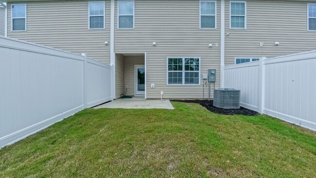 Building Photo - Spacious Townhome!