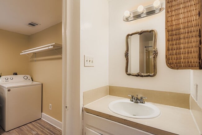 Building Photo - 1209 E 9th St