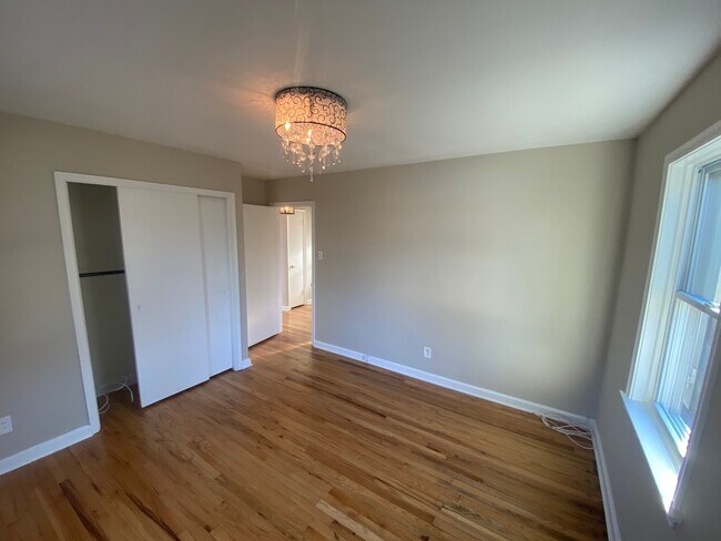 Building Photo - 30 E 7th St