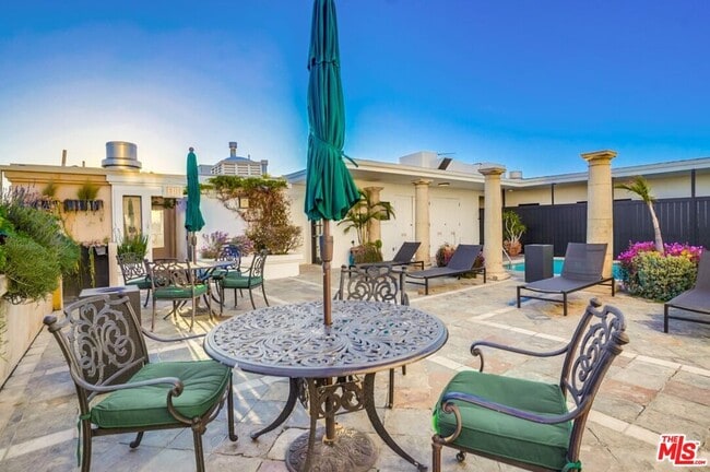 Building Photo - 435 N Oakhurst Dr