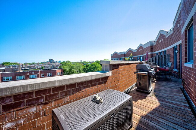 Building Photo - 7748 N Sheridan Rd