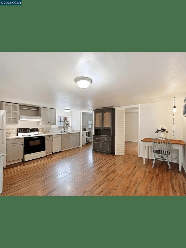 Building Photo - 326 1/2-E 1/2 Locust St