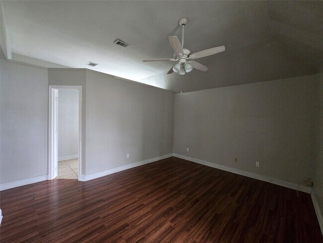 Building Photo - 1818 Pine Hollow Dr