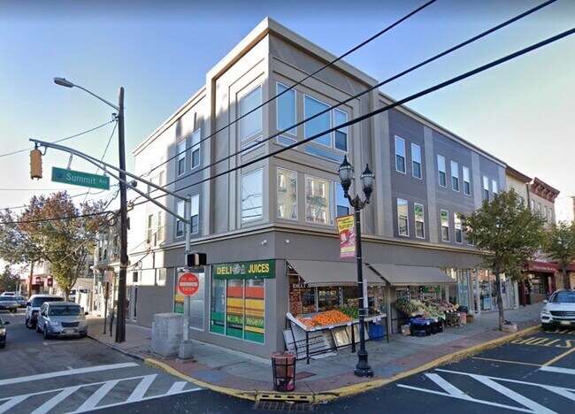 Building Photo - 801 Summit Ave