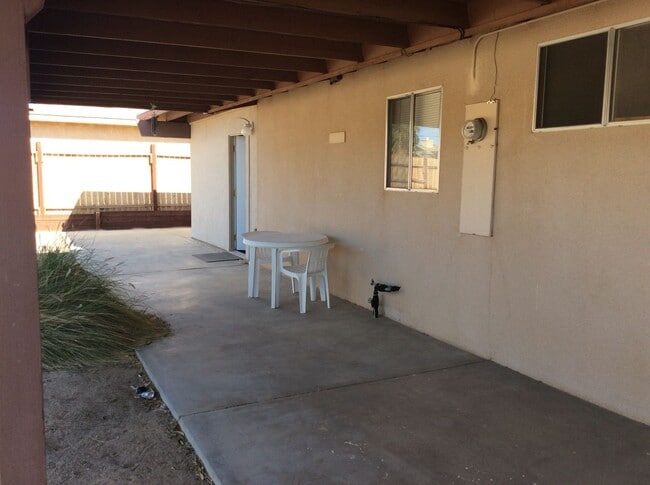 Building Photo - 2 Bedroom with large back yard