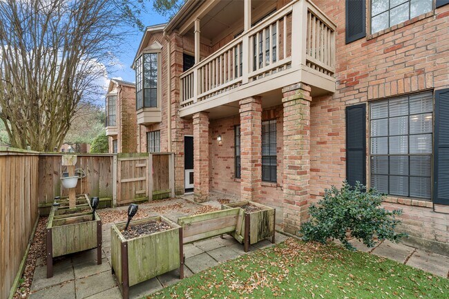 Building Photo - 2255 Braeswood Park Dr