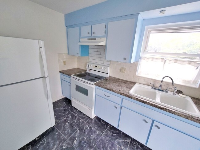 Building Photo - 2 Bedroom 1 Bath Second Floor Condo in St....