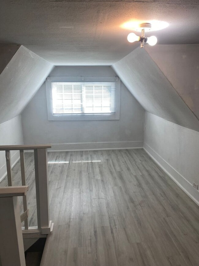 Building Photo - Recently updated - 4 Bedroom, 1 bath home ...