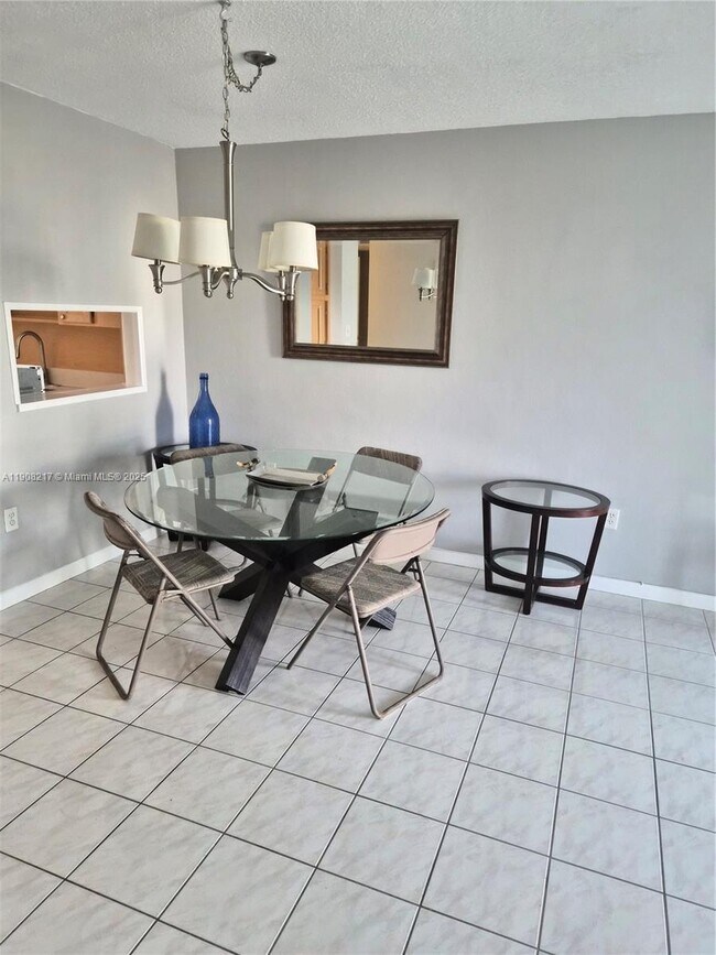 Building Photo - 2905 Point E Dr