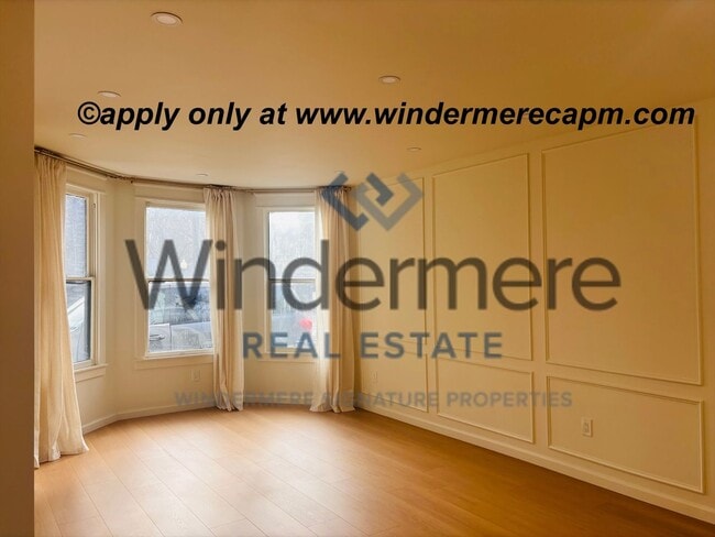 Building Photo - Beautifully Remodeled 2 Bed/2 Bath Duplex- in desirable location Downtown Sacramento!!