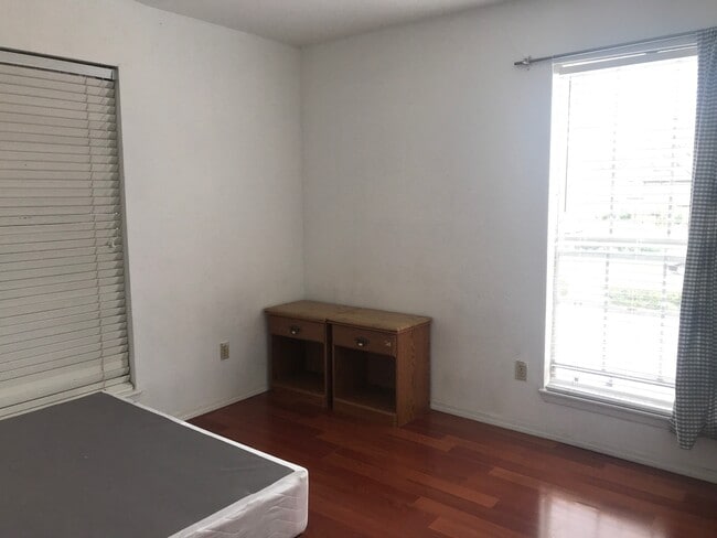 Building Photo - 9201 Clarewood Dr