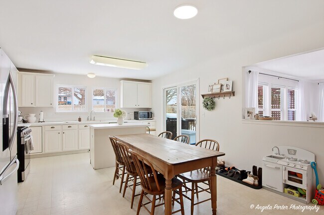 Building Photo - 1901 Kennedy Dr