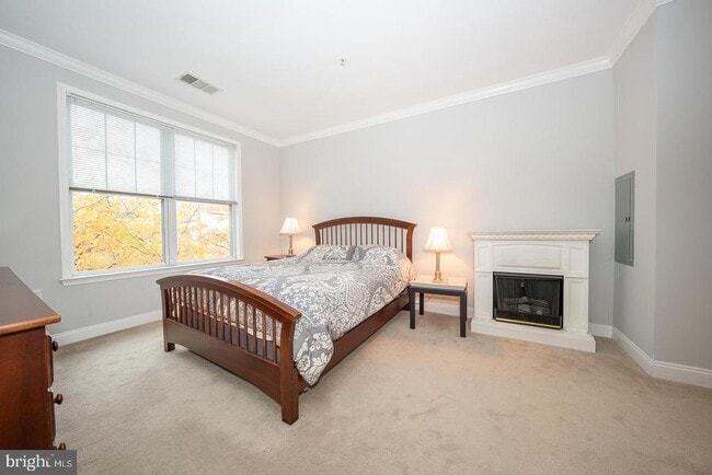 Building Photo - 300 W Elm St