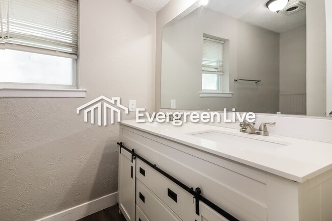 Building Photo - 1501 Shady Ln