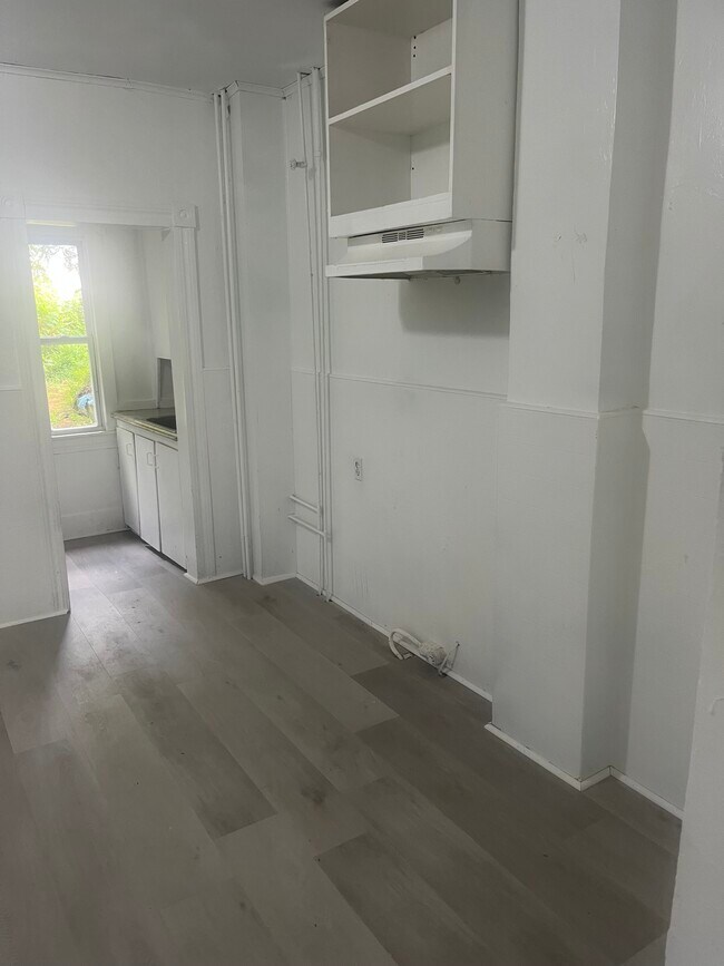 Building Photo - 206 Welles St