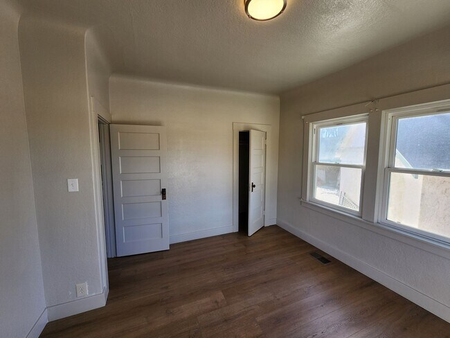 Building Photo - 555 Wallis Ave