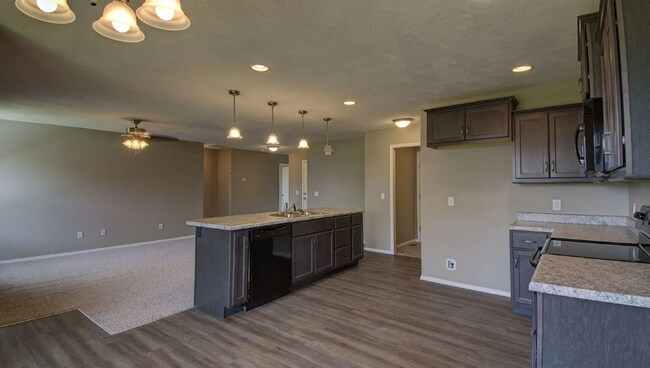 Building Photo - 4 Bedroom Rental Home in Springfield!