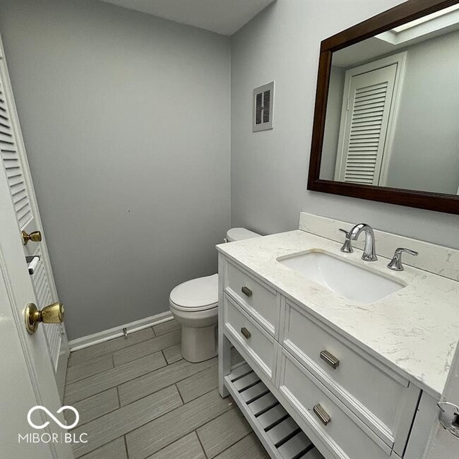 Building Photo - 1155 Canterbury Square S