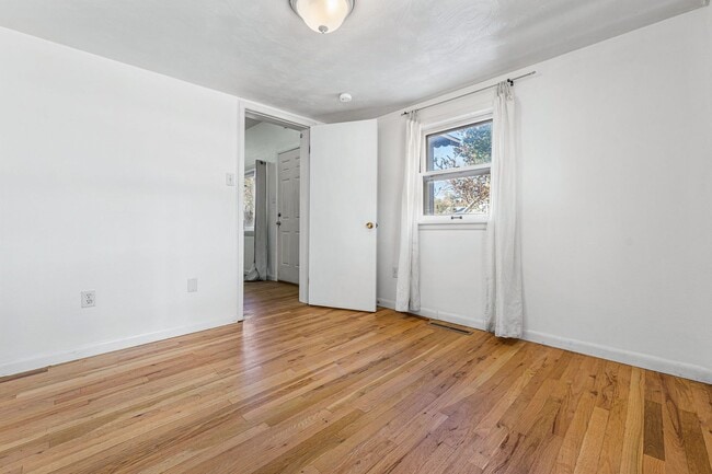 Building Photo - Old Town Lafayette Location! 4 bedrooms! Huge garage!