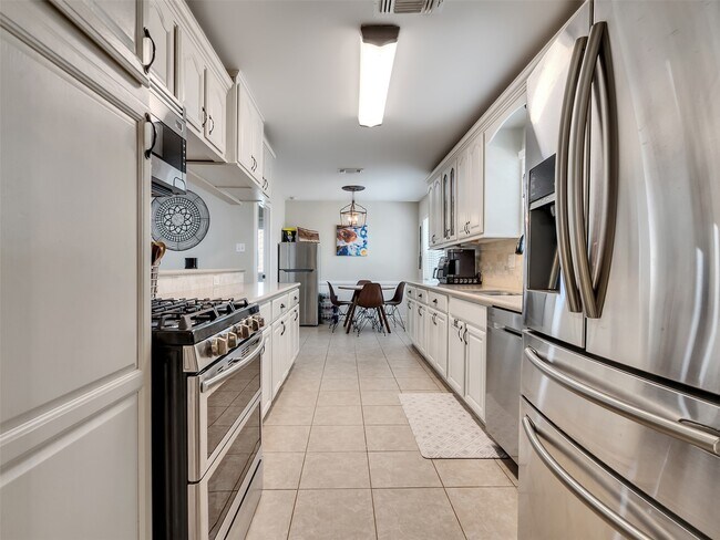 Building Photo - 2811 Quincannon Ln