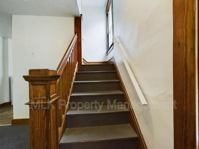 Building Photo - 695 Kling St