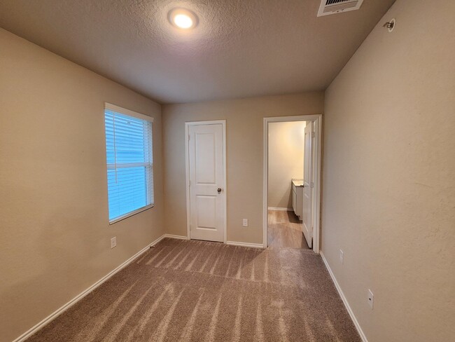 Building Photo - Move In Special - $200 Off 1st Months Rent...