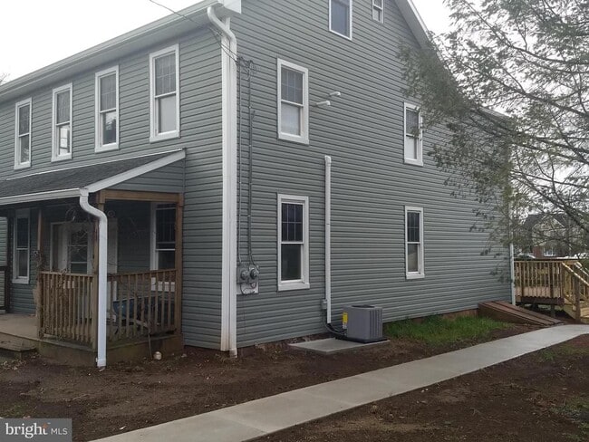 Building Photo - 215 Ulrich St