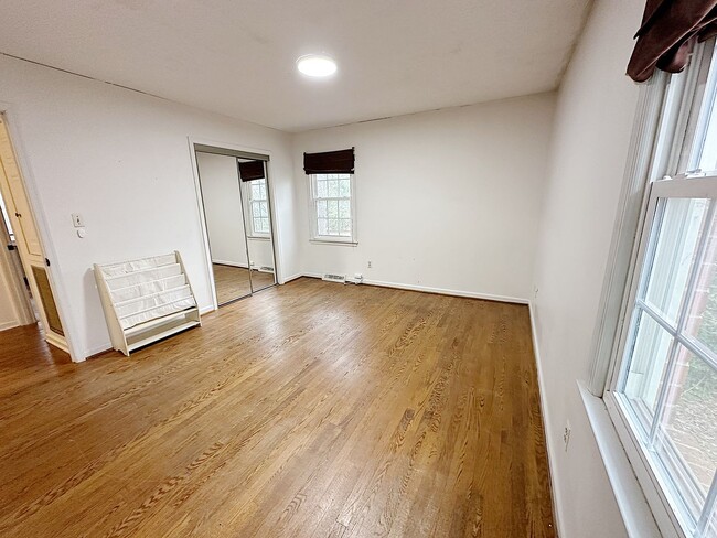 Building Photo - 5 Bed / 3 Bath Home with Finished Basement