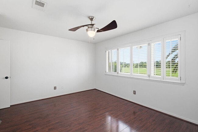 Building Photo - 2810 Lakeview Dr