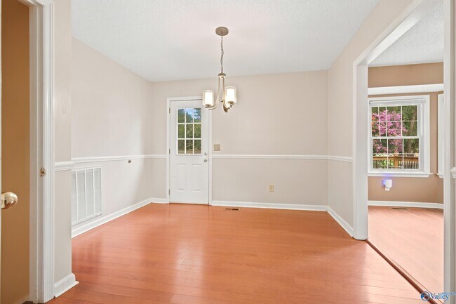 Building Photo - 104 Deer Trail