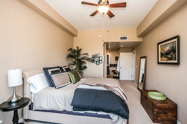 Building Photo - 17 W Vernon Ave