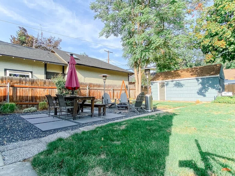 Building Photo - 920 W Lemp St